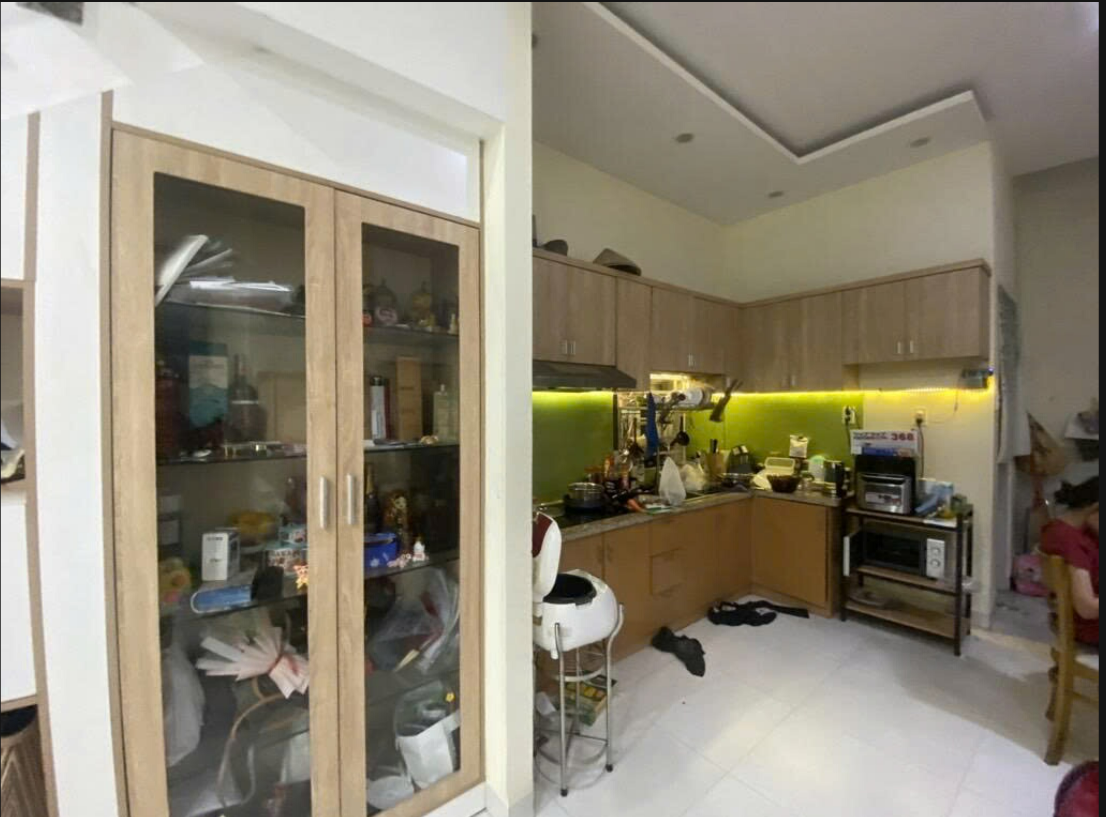 Nhà ngay cạnh SVĐ Manchester Hiệp Bình Phước. Khu vực xung quanh nhà toàn Biệt Thự.